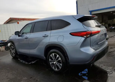 2021 Toyota Highlander Xle z USA, uszkodzony, nr VIN 5TDHZRBH9MS091255